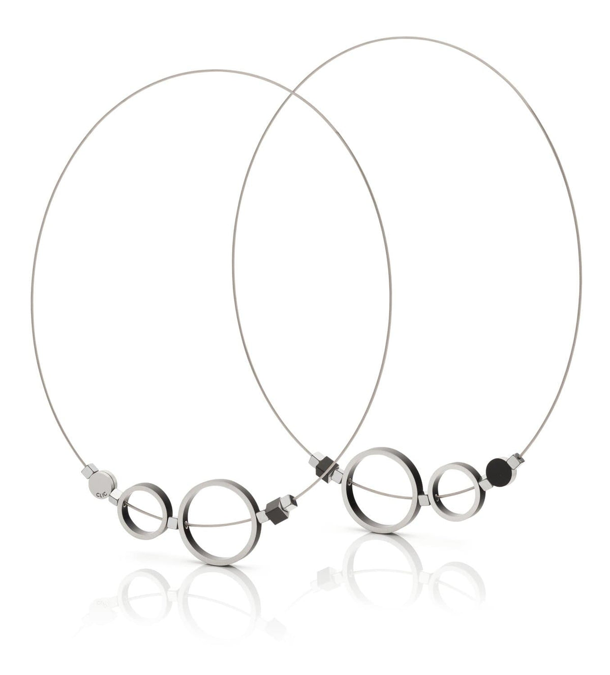 Collar de anillos en negro con detalles plateados y diseño minimalista.