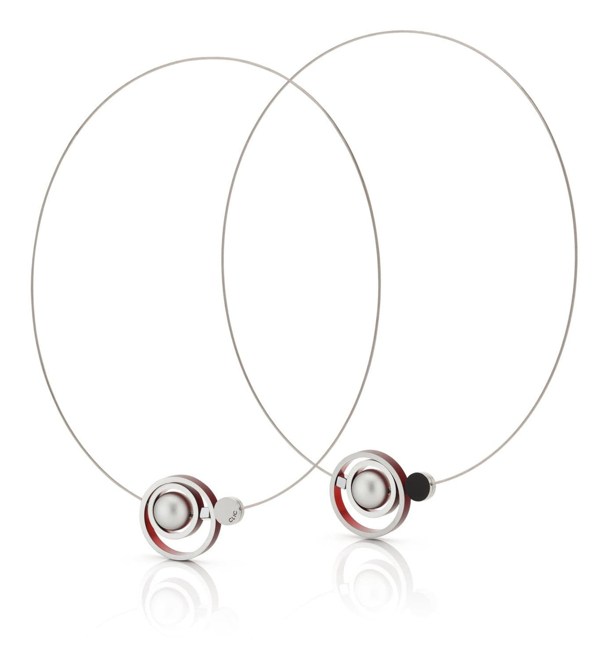 Collar con anillos entrelazados en rojo y plata, con detalles en blanco y negro.