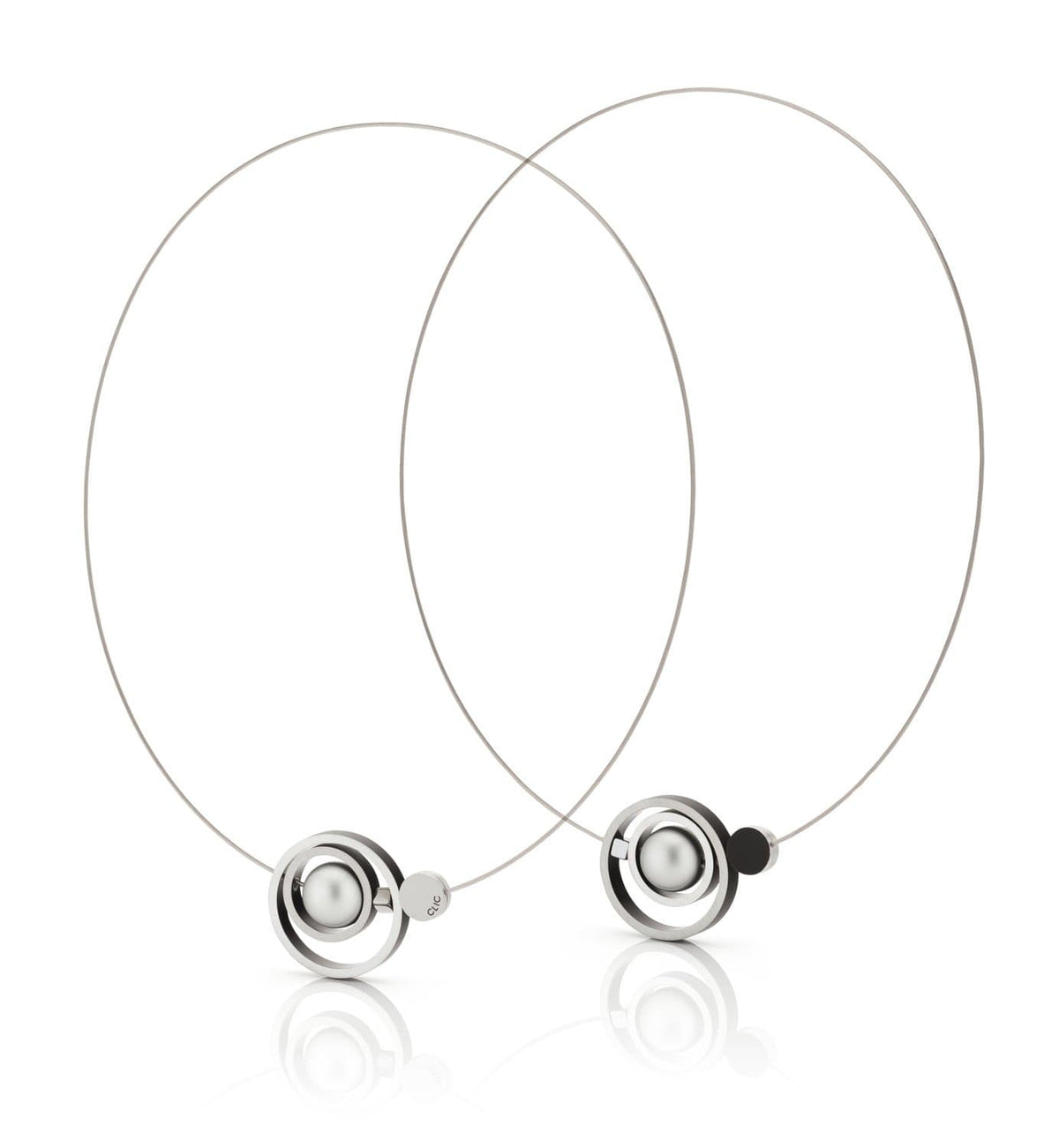 Collar con anillos entrelazados en negro y plata, con un diseño moderno y minimalista.