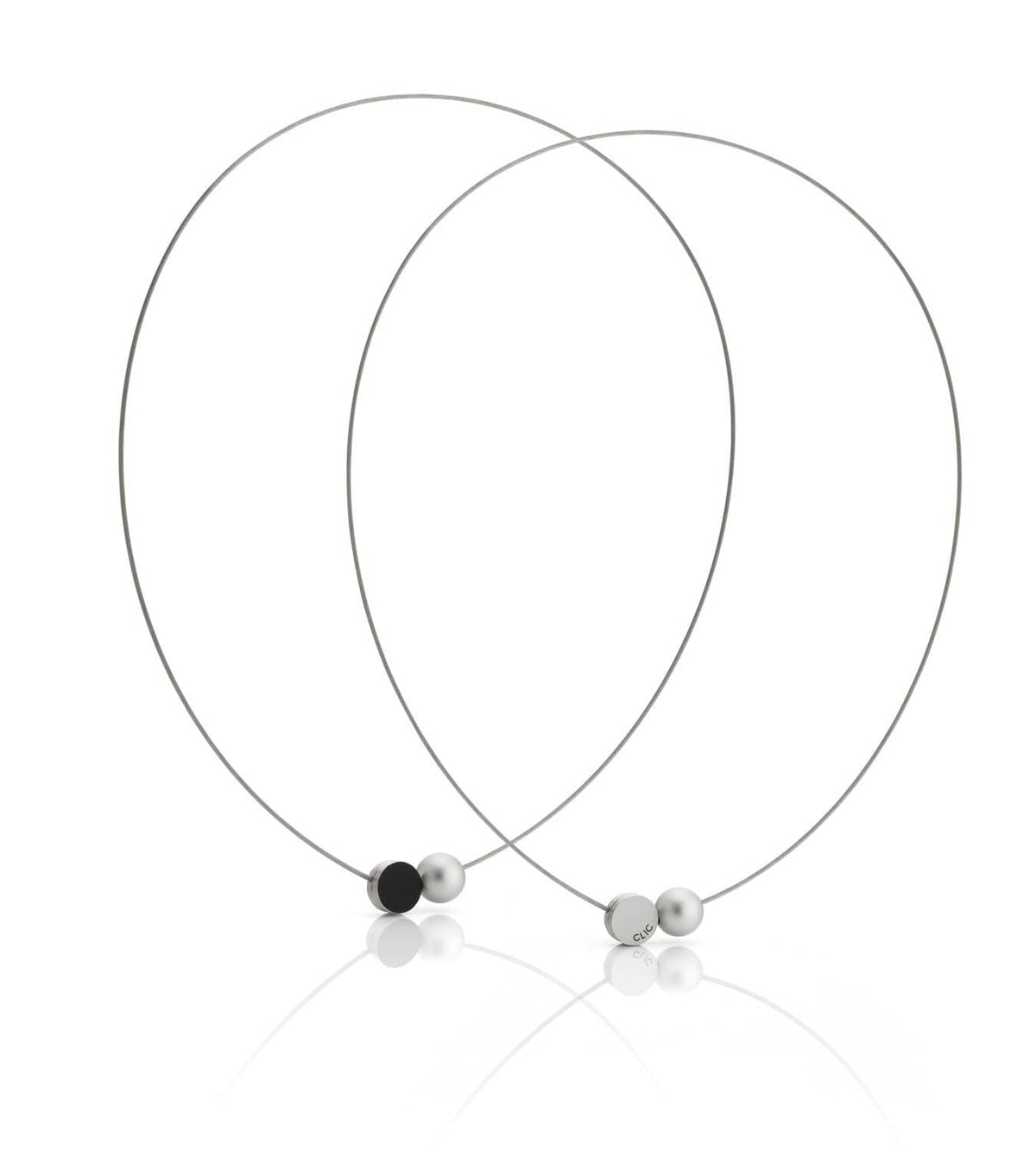 Collar de acero inoxidable con dos esferas, una plateada y una negra, en diseño minimalista.