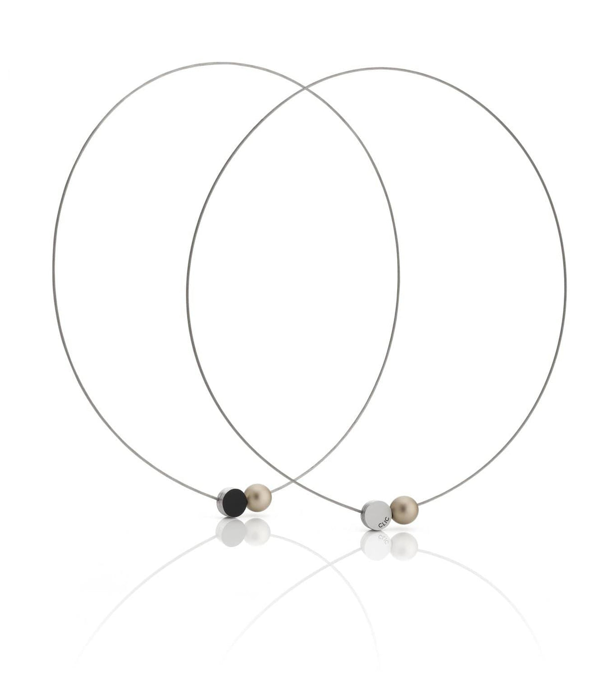 Collar dorado con mini bolitas en tonos negro, blanco y dorado.