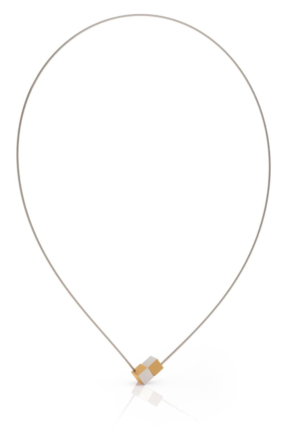 Collar dorado con dos cubos, uno amarillo y uno plateado, sobre cadena fina.