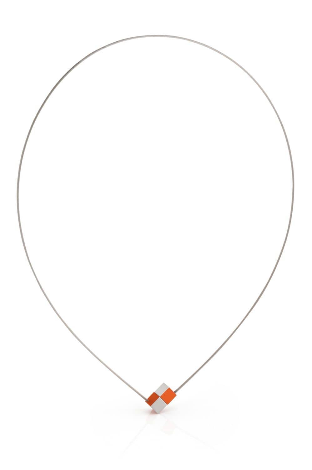 Collar con dos cubos naranjas y plateados, diseño minimalista y moderno.
