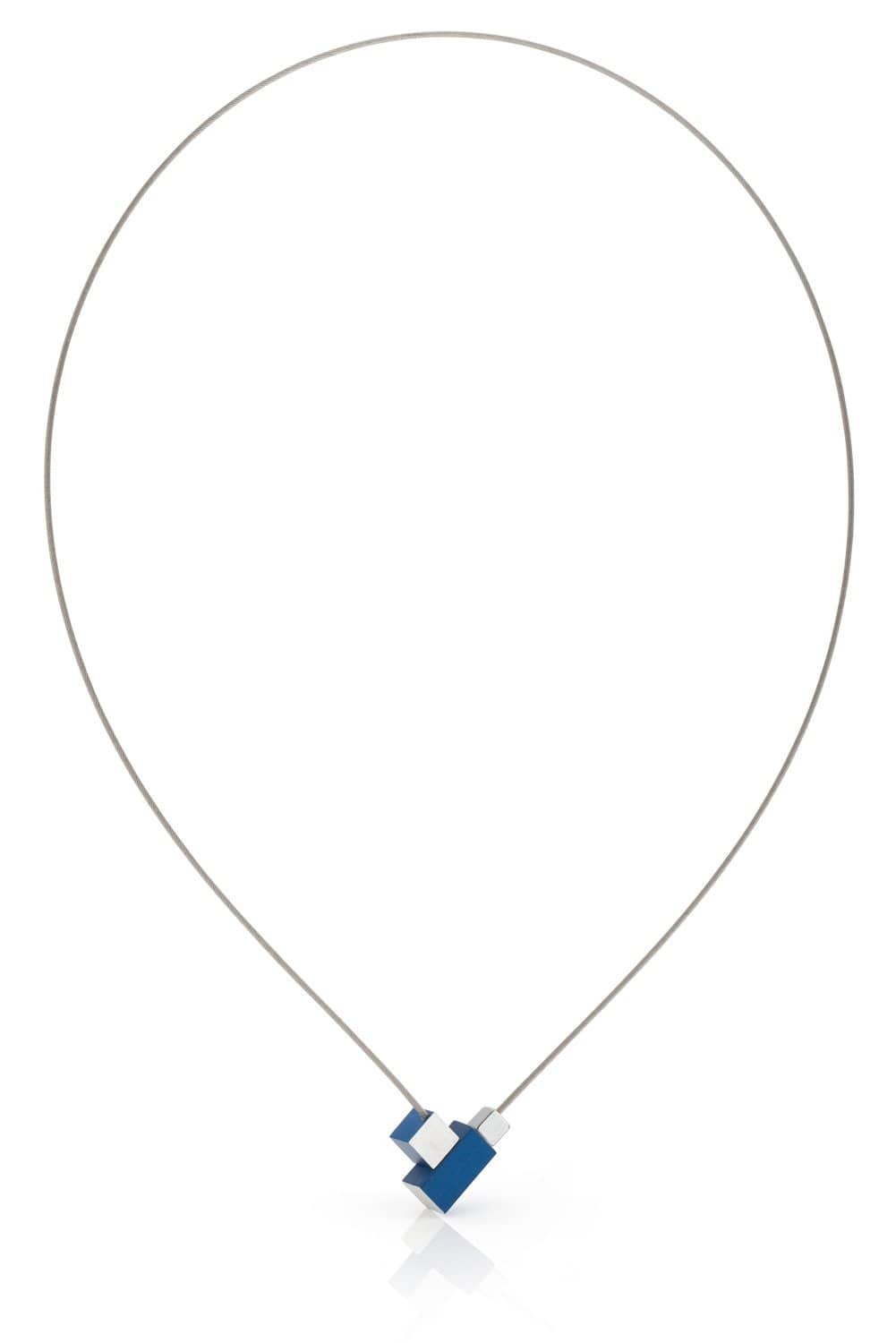 Collar con colgante cuadrado y rectangular azul, acabado en metal plateado.