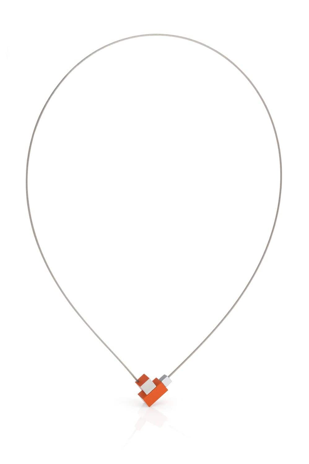 Collar con colgante cuadrado y rectangular en color naranja.