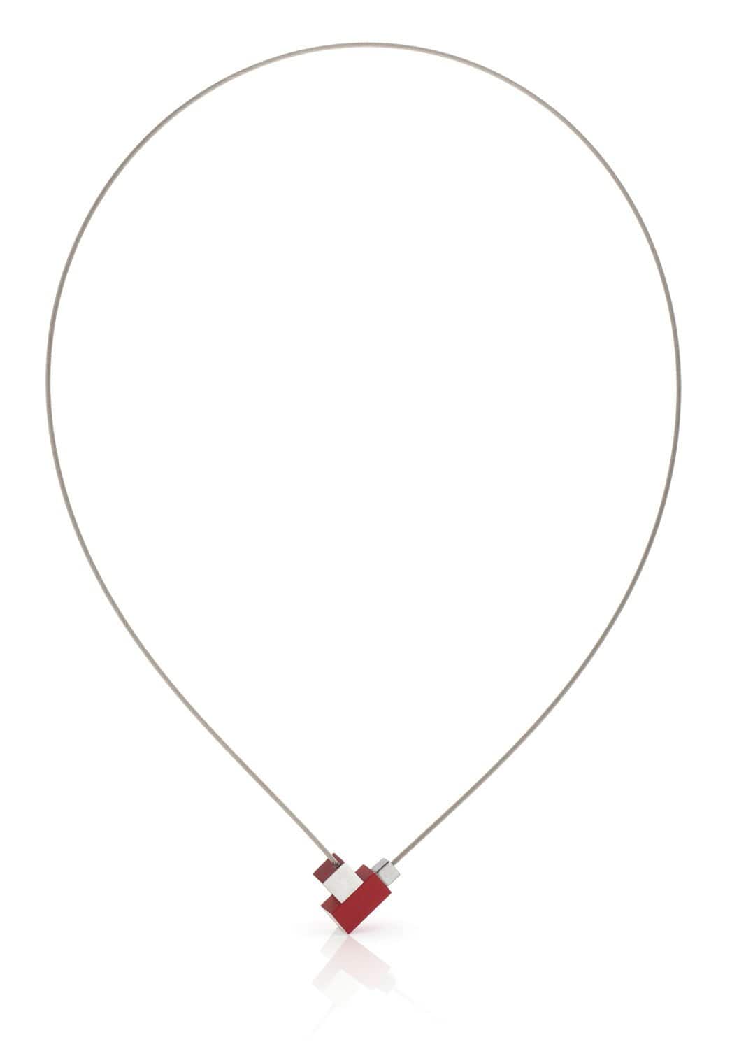De Collier Vierkantje en rechthoekje Rood C206R van CLIC Creations heeft een dunne edelstalen collier draad met een rode hartvormige hanger, tegen een witte achtergrond. De magnetische sluiting combineert elegantie en functionaliteit naadloos.