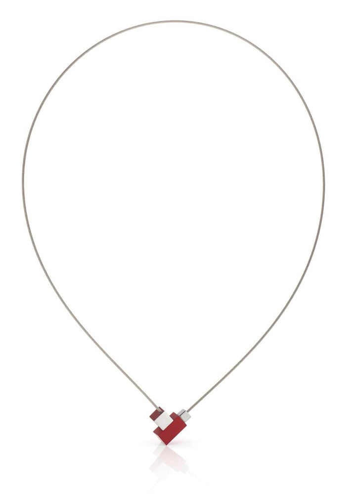 De Collier Vierkantje en rechthoekje Rood C206R van CLIC Creations heeft een dunne edelstalen collier draad met een rode hartvormige hanger, tegen een witte achtergrond. De magnetische sluiting combineert elegantie en functionaliteit naadloos.