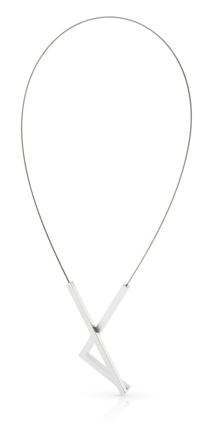 Collar de diseño geométrico en plata con forma de ángulo recto y detalles rectos.