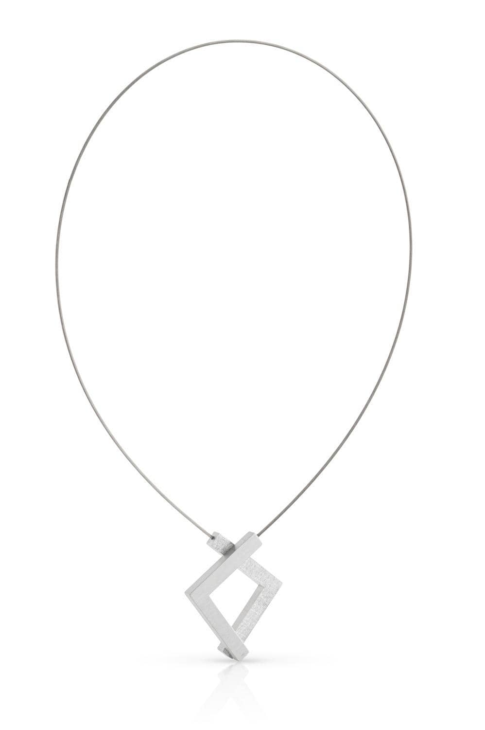Ontdek de moderne charme van het Collier van twee hoekjes C217 van CLIC Creations, met een geometrische vierkante hanger aan een dunne ronde metalen draad met een magnetische sluiting voor gemak en stijl.