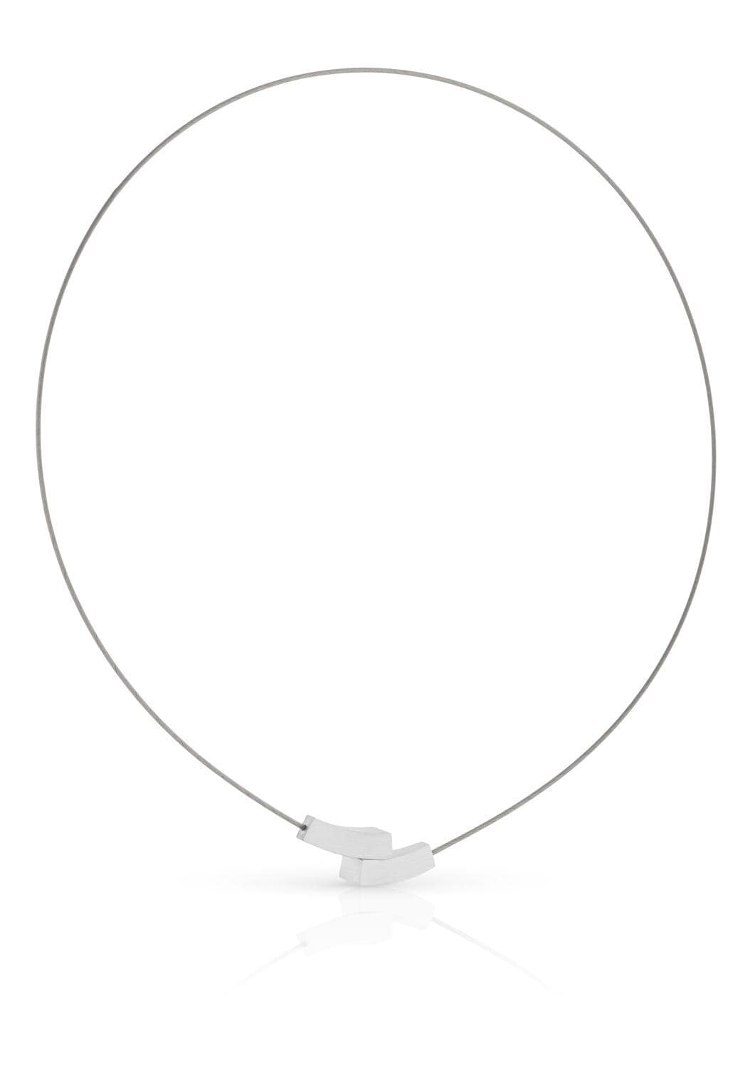 Collar de metal con mini arcos en color plateado y cierre discreto.