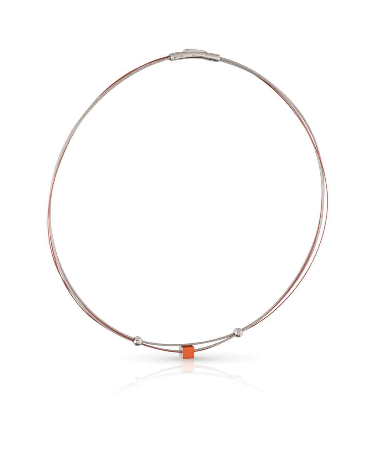 Collar de metal plateado con un pequeño cubo naranja en el centro y detalles plateados.