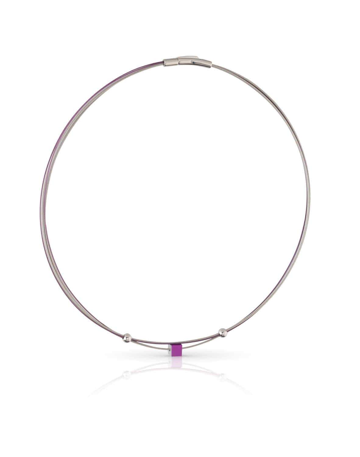 Collar de metal con un pequeño cubo morado en el centro y detalles plateados.