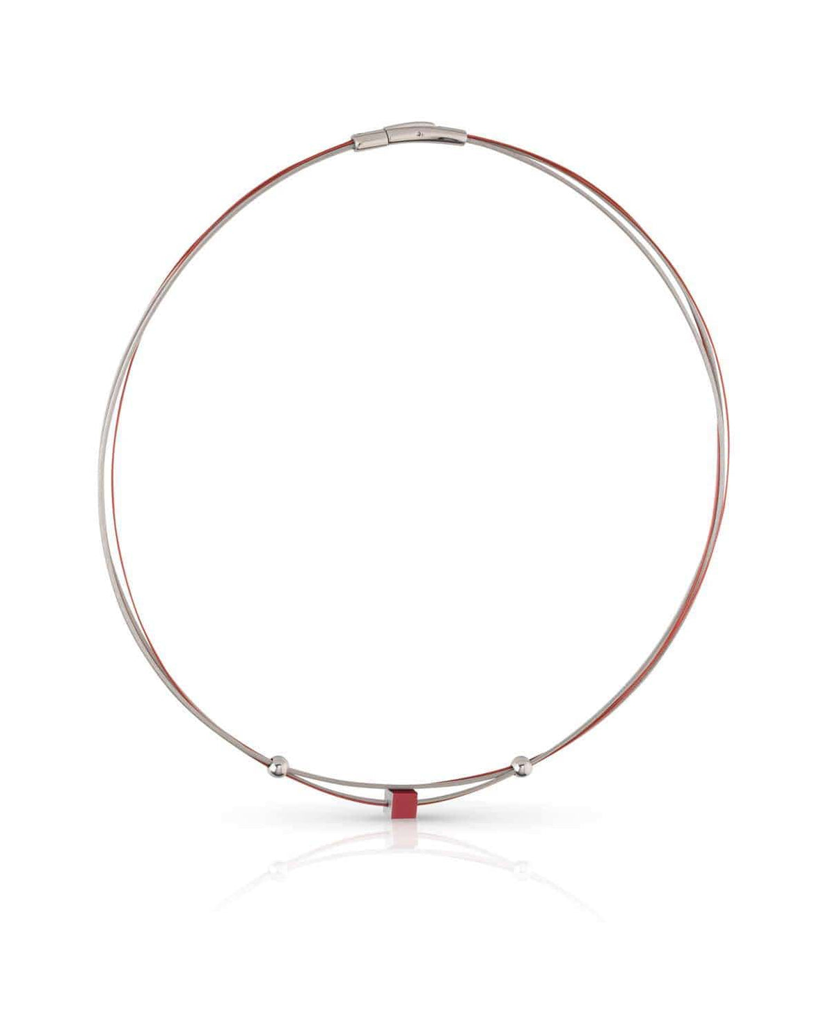 Collar de metal plateado con un pequeño cubo rojo en el centro y detalles esféricos.