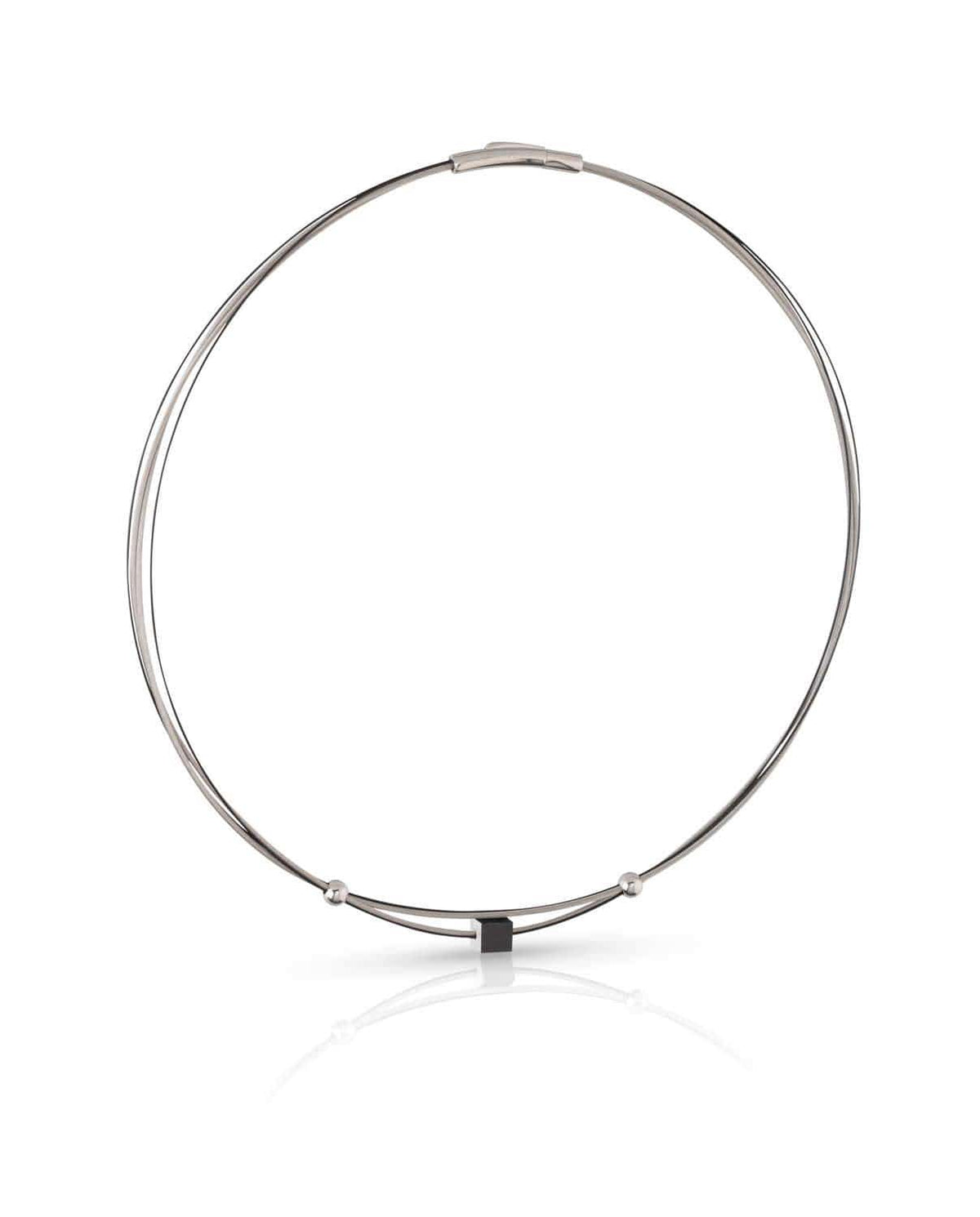 Collar de metal plateado con un pequeño cubo negro en el centro y cierre magnético.