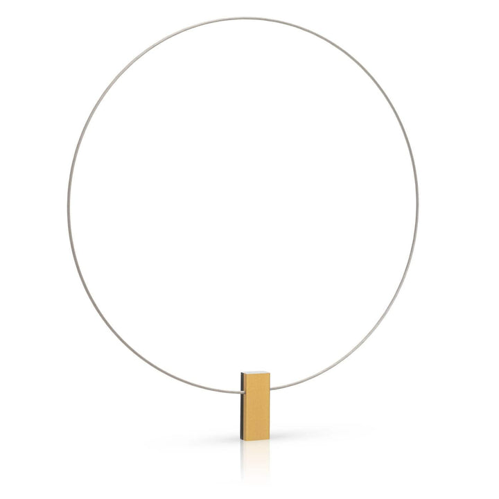 De Collier twee gekleurde rechthoeken C232GZ van CLIC Creations is een minimalistisch, handgemaakt Nederlands ontwerp met strakke lijnen en een gepolijste afwerking. Het heeft een groot rond metalen frame dat in evenwicht is met een rechthoekige basis in goud en zilver voor een elegante, artistieke uitstraling.