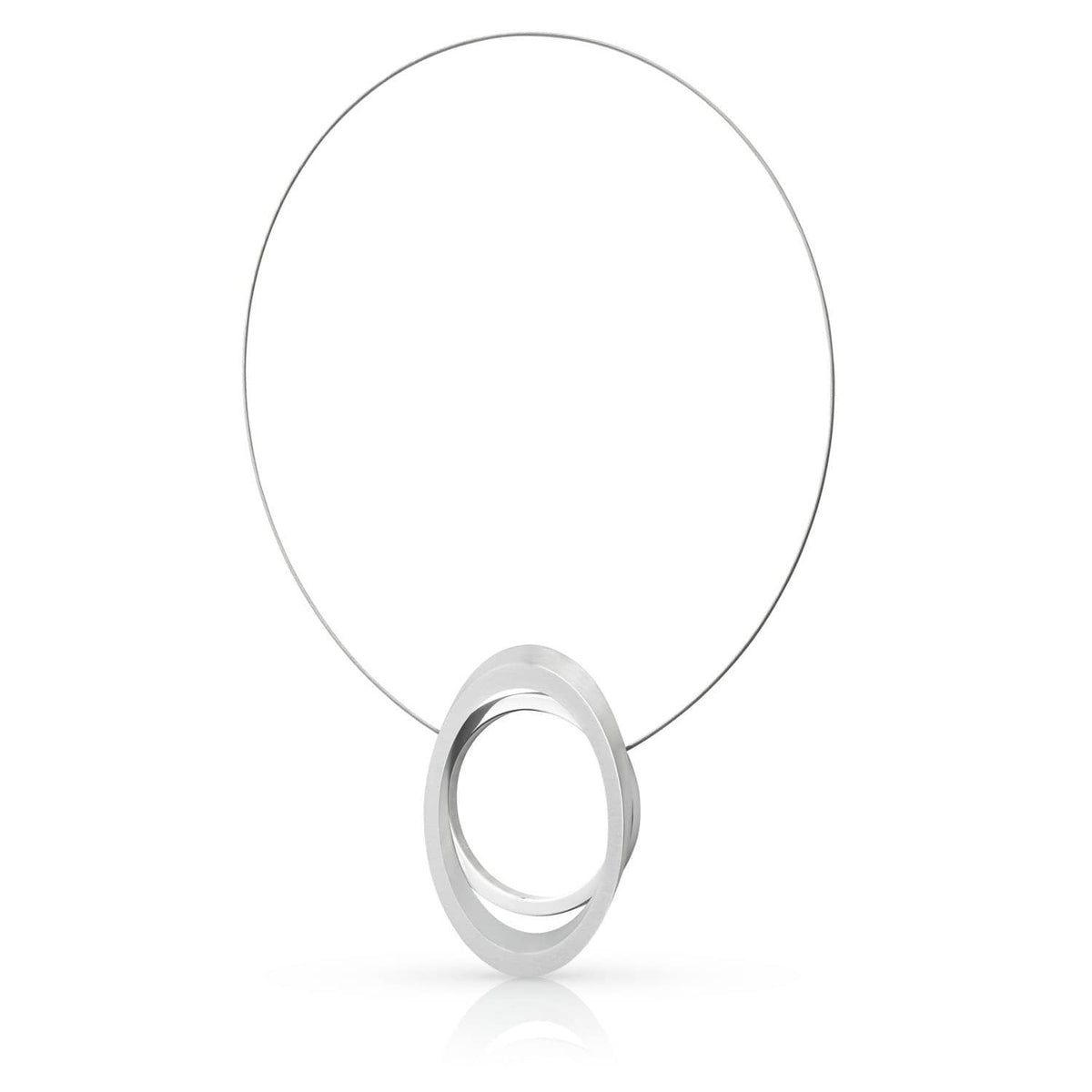 Collar con gran anillo ovalado de diseño moderno y acabado plateado.