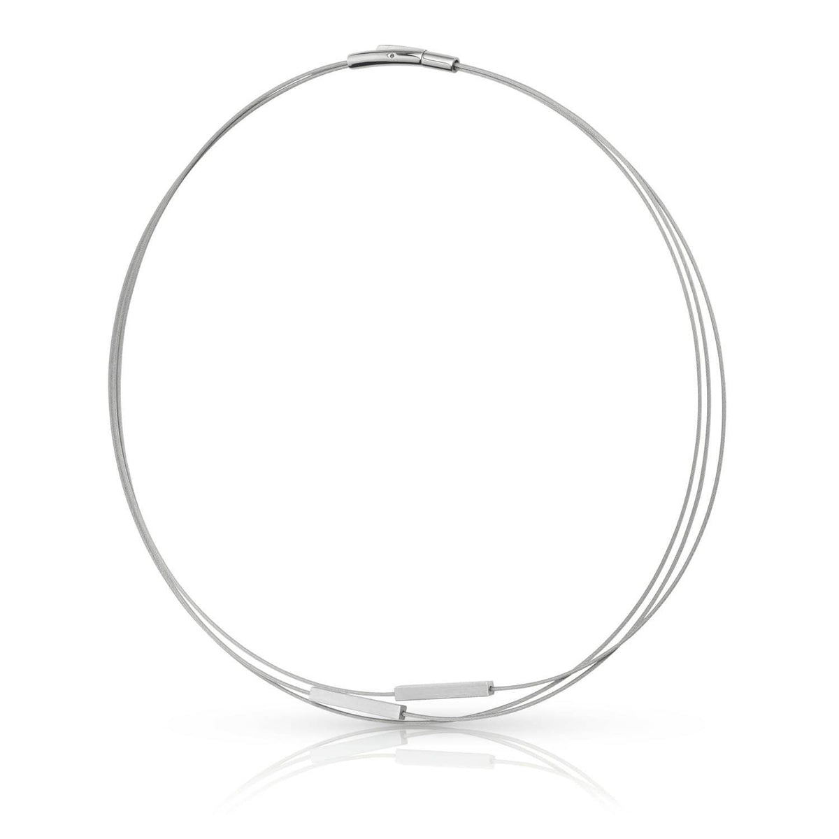 Collar de dos barras plateadas con cierre, diseño minimalista y forma circular.