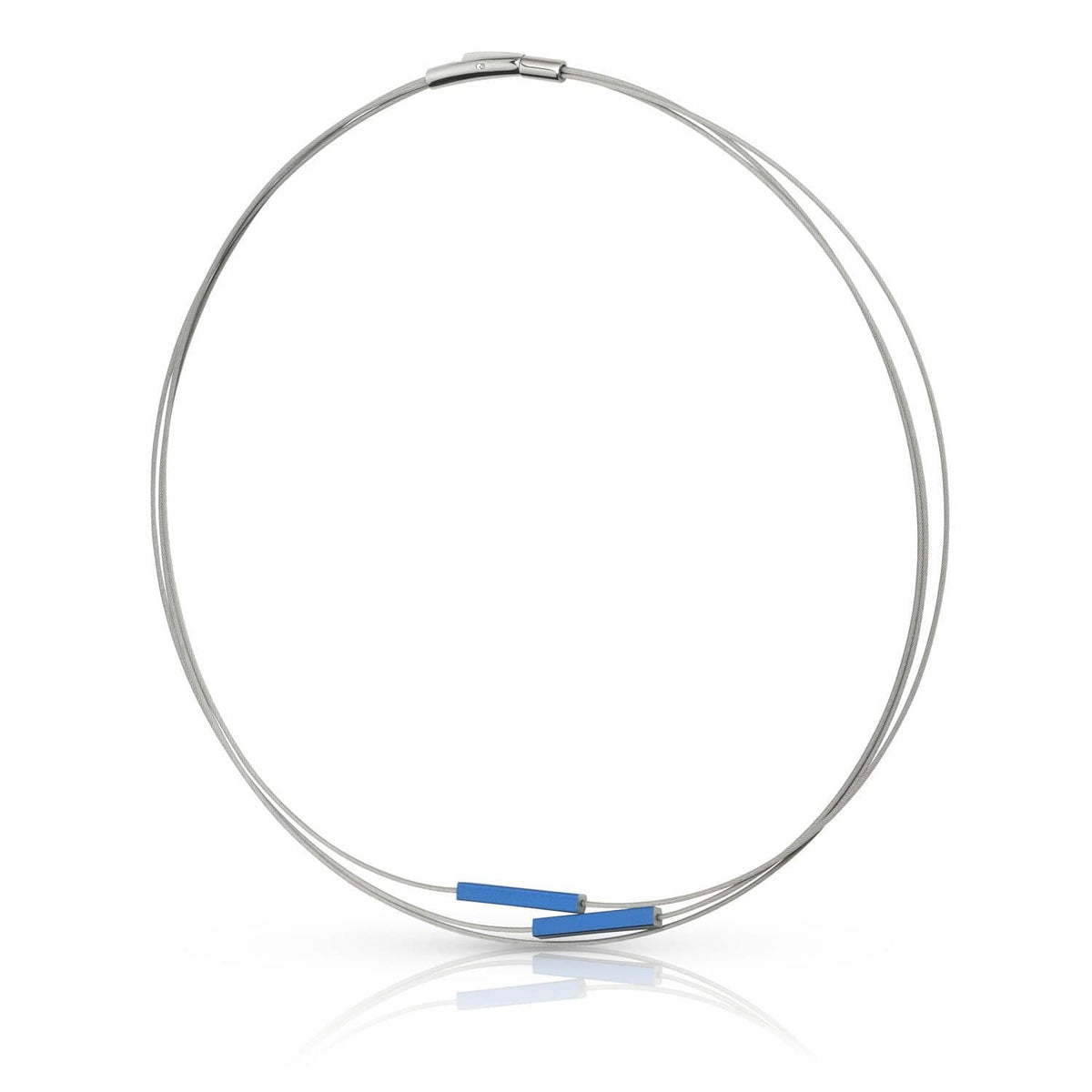 Collar de metal plateado con detalles en azul y forma circular.