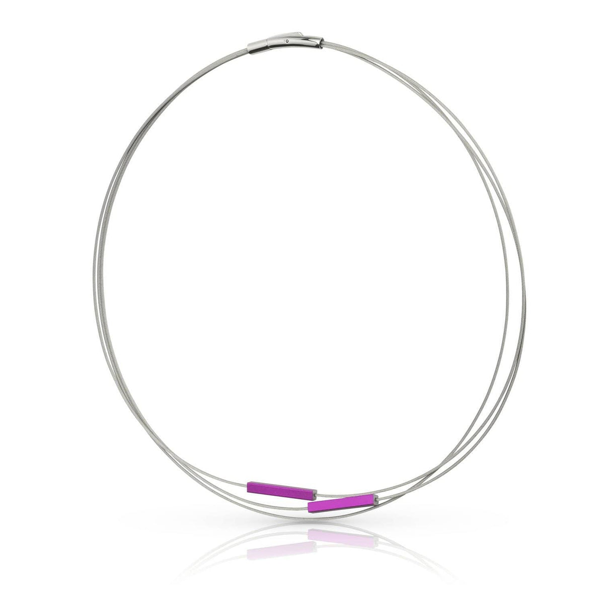 Collar de acero con dos barras moradas en el diseño.