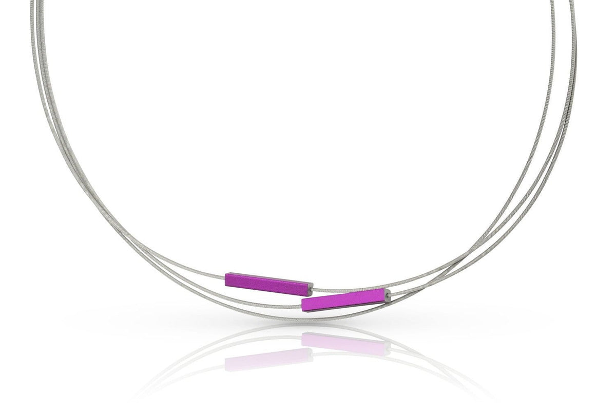 De Collier Staafjes Paars C243P van CLIC Creations heeft drie dunne grijze koorden en twee kleine rechthoekige paarse kralen. Deze minimalistische chirurgisch stalen ketting reflecteert elegant op een wit oppervlak, wat het nauwkeurig vervaardigde gelaagde ontwerp benadrukt.