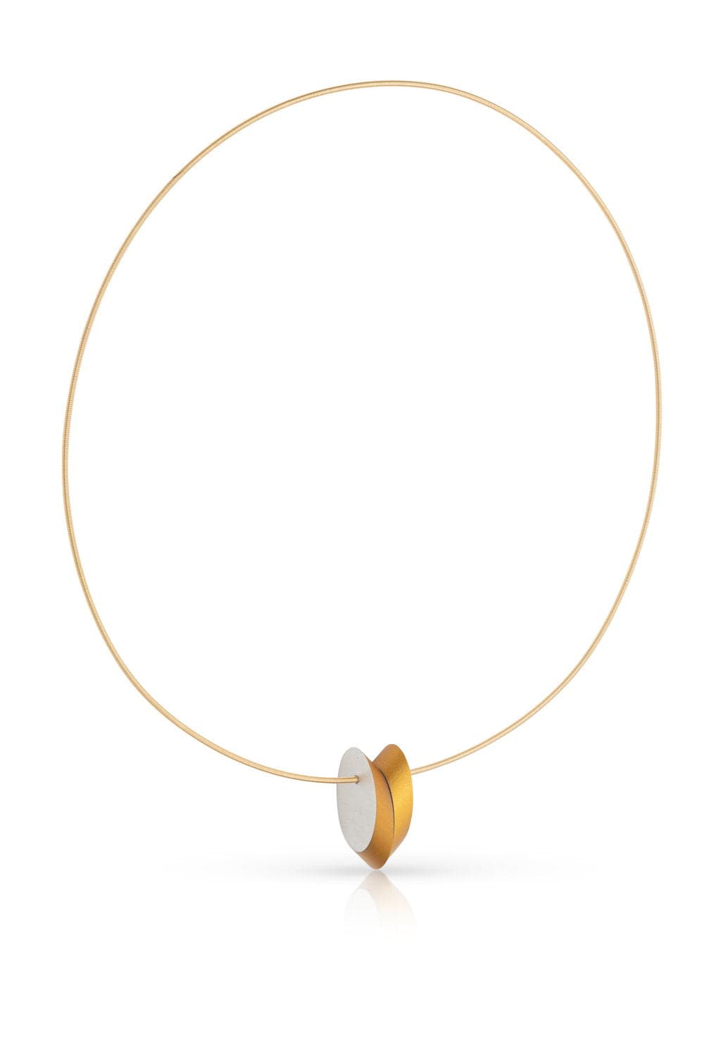 Collar dorado con óvalos entrelazados en el centro.