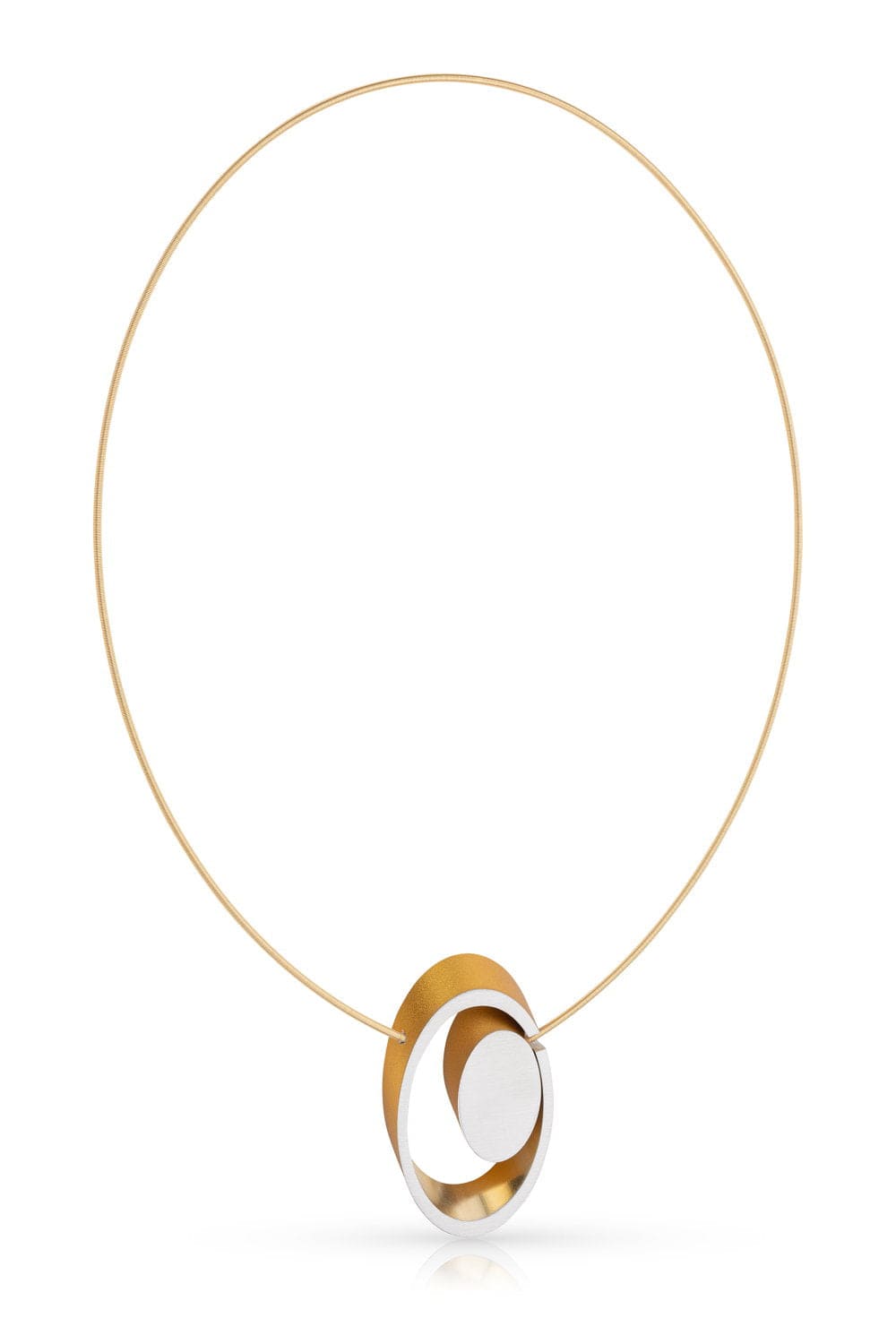 Collar dorado con colgante ovalado en tonos dorado y plateado.