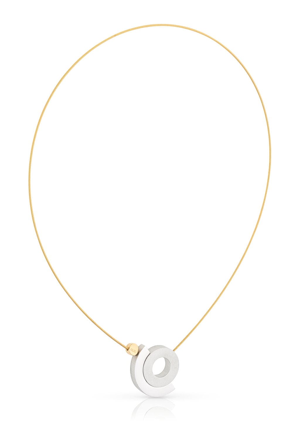 Collar dorado con colgante en forma de medio anillo plateado.