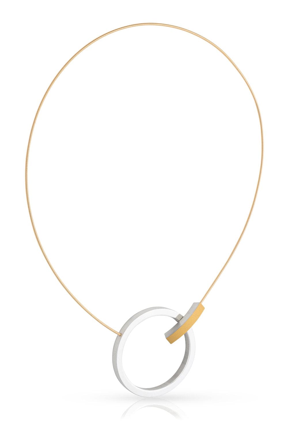 Collar con anillo plateado y detalle dorado en forma de arco.