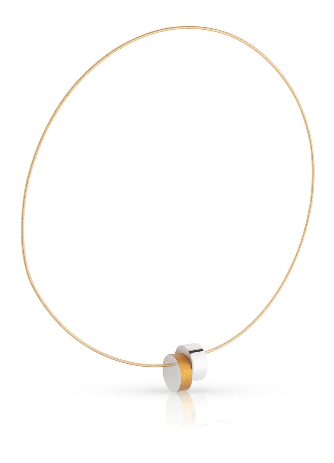 Collar dorado con cilindros unidos, diseño minimalista y forma circular.