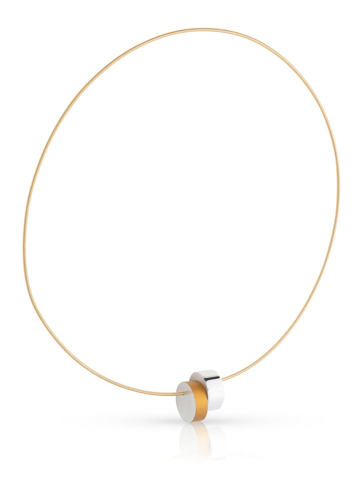 De Collier Cilinders tegen elkaar Goud|Geel C250G van CLIC Creations is een minimalistische ketting met een dunne gouden draad en een cilindervormige hanger in zilver- en goudtinten. Handgemaakt in Nederland, vormt het een elegante lus met een opvallend middelpunt op een effen witte achtergrond.