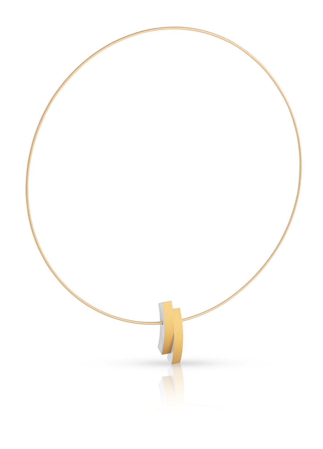 Collar dorado con formas de arco entrelazadas y un colgante blanco.