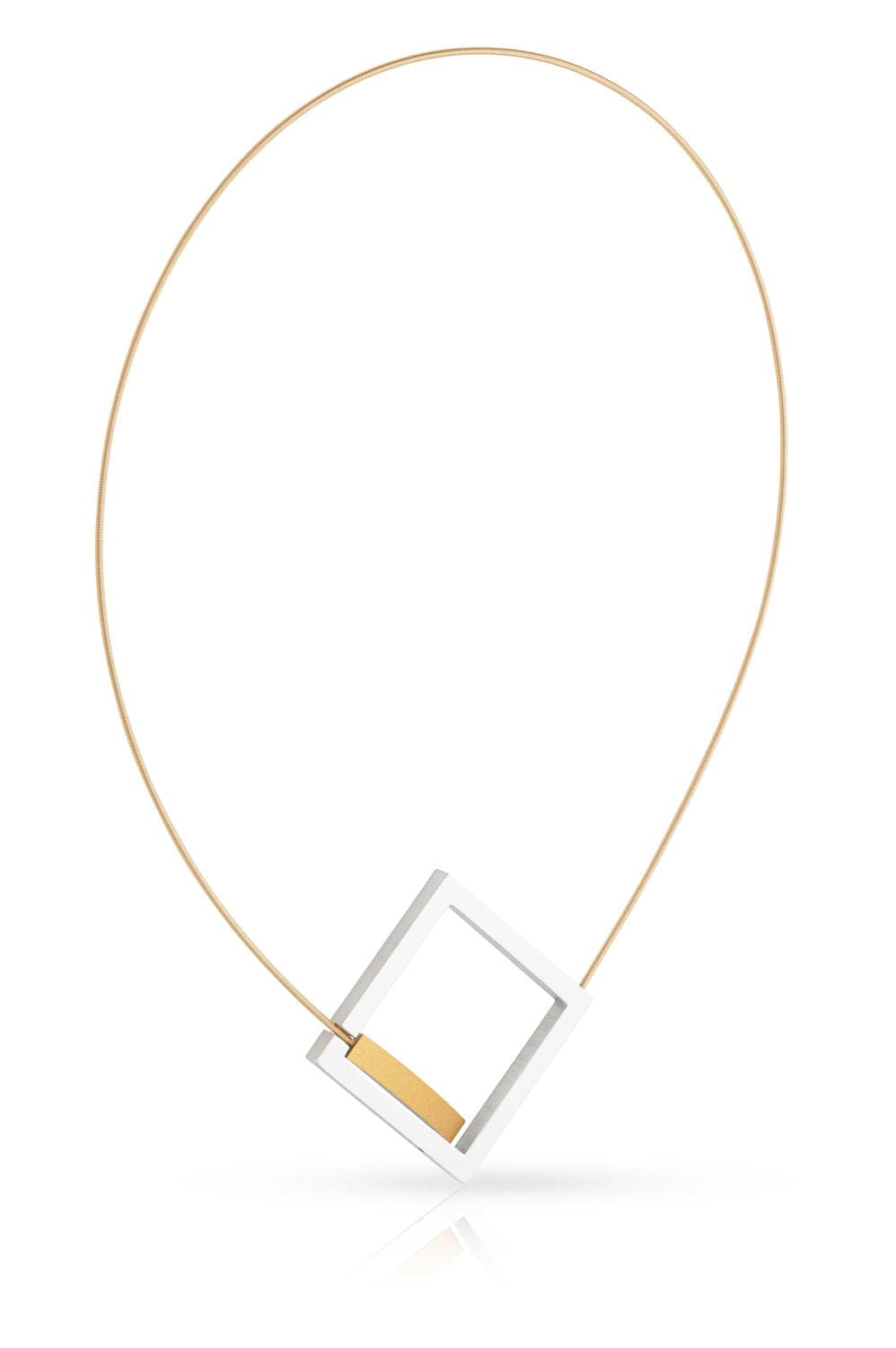 Collar dorado con un colgante cuadrado y una pequeña curva en el centro.