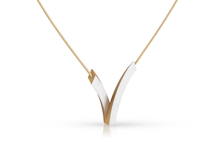 De Collier V-Bogen op elkaar Goud|Geel C255G van CLIC Creations is een minimalistische ketting met een strakke, V-vormige hanger met verweven goud- en zilvertinten. Hangend aan een dunne ketting met een magnetische sluiting, biedt het elegantie met scherpe, strakke lijnen.