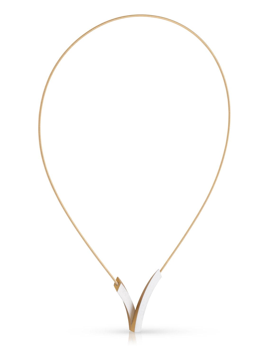 Collar dorado con forma de V superpuesta y detalles en blanco.