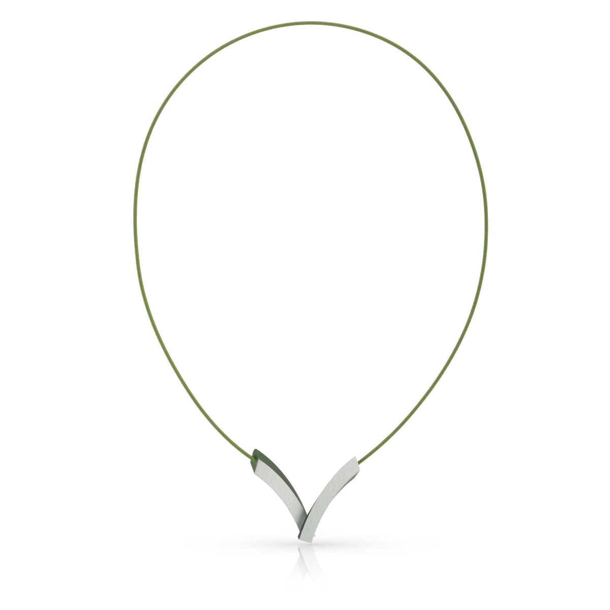 Collar verde con detalles en forma de V en metal plateado.