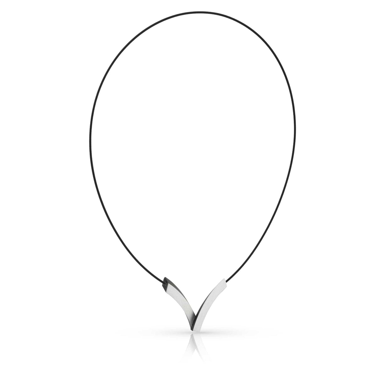 Collar negro con dos arcos en forma de V en el centro, diseño moderno y minimalista.