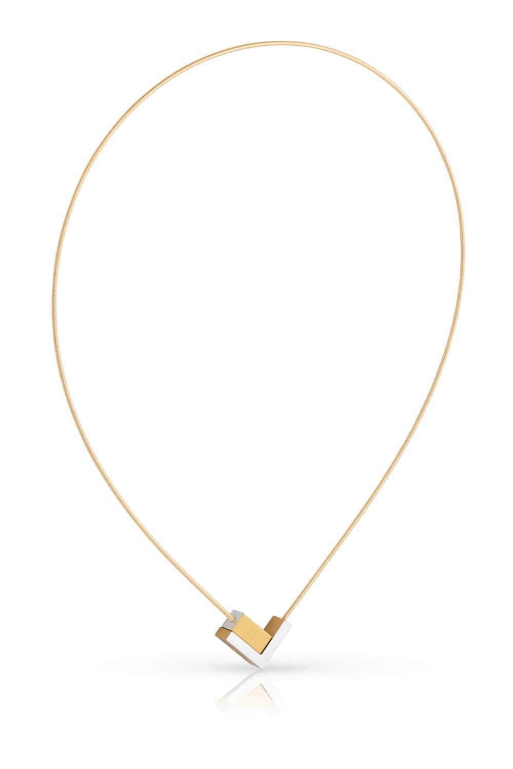 Collar dorado con forma de V y rectángulo en el centro.