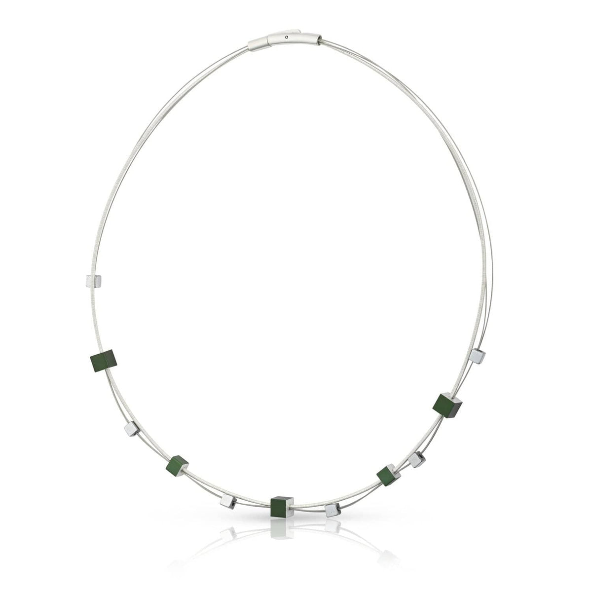 Collar con cubos verdes y detalles plateados, diseño juguetón y moderno.