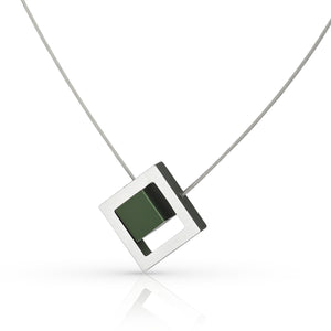 Collar con colgante cuadrado en plata y detalle verde.
