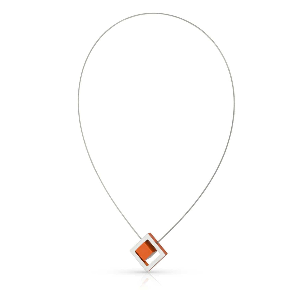 Collar con colgante cuadrado en color naranja y cadena delgada de metal.
