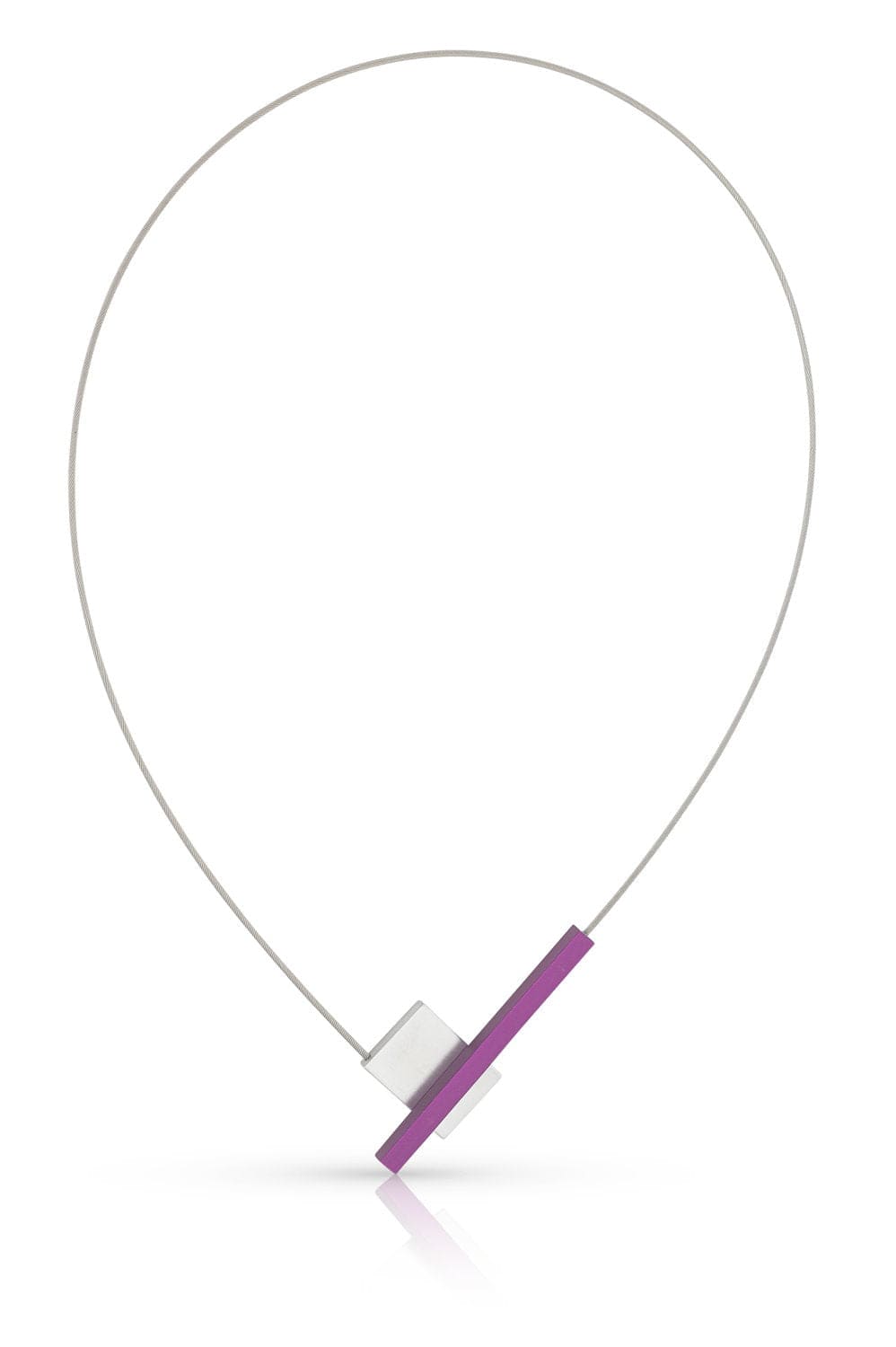 Ontdek de minimalistische Collier V-vorm met staafje C261P van CLIC Creations, met een dunne, flexibele draad en geometrische hanger met een zilveren vierkant en paarse rechthoek. Handgemaakt in Nederland, inclusief magnetische sluiting voor eenvoudig dragen tegen een witte achtergrond.