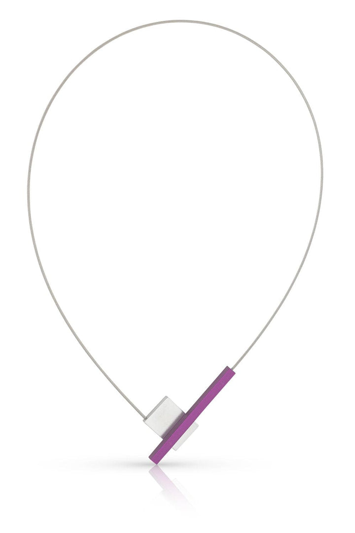 Ontdek de minimalistische Collier V-vorm met staafje C261P van CLIC Creations, met een dunne, flexibele draad en geometrische hanger met een zilveren vierkant en paarse rechthoek. Handgemaakt in Nederland, inclusief magnetische sluiting voor eenvoudig dragen tegen een witte achtergrond.