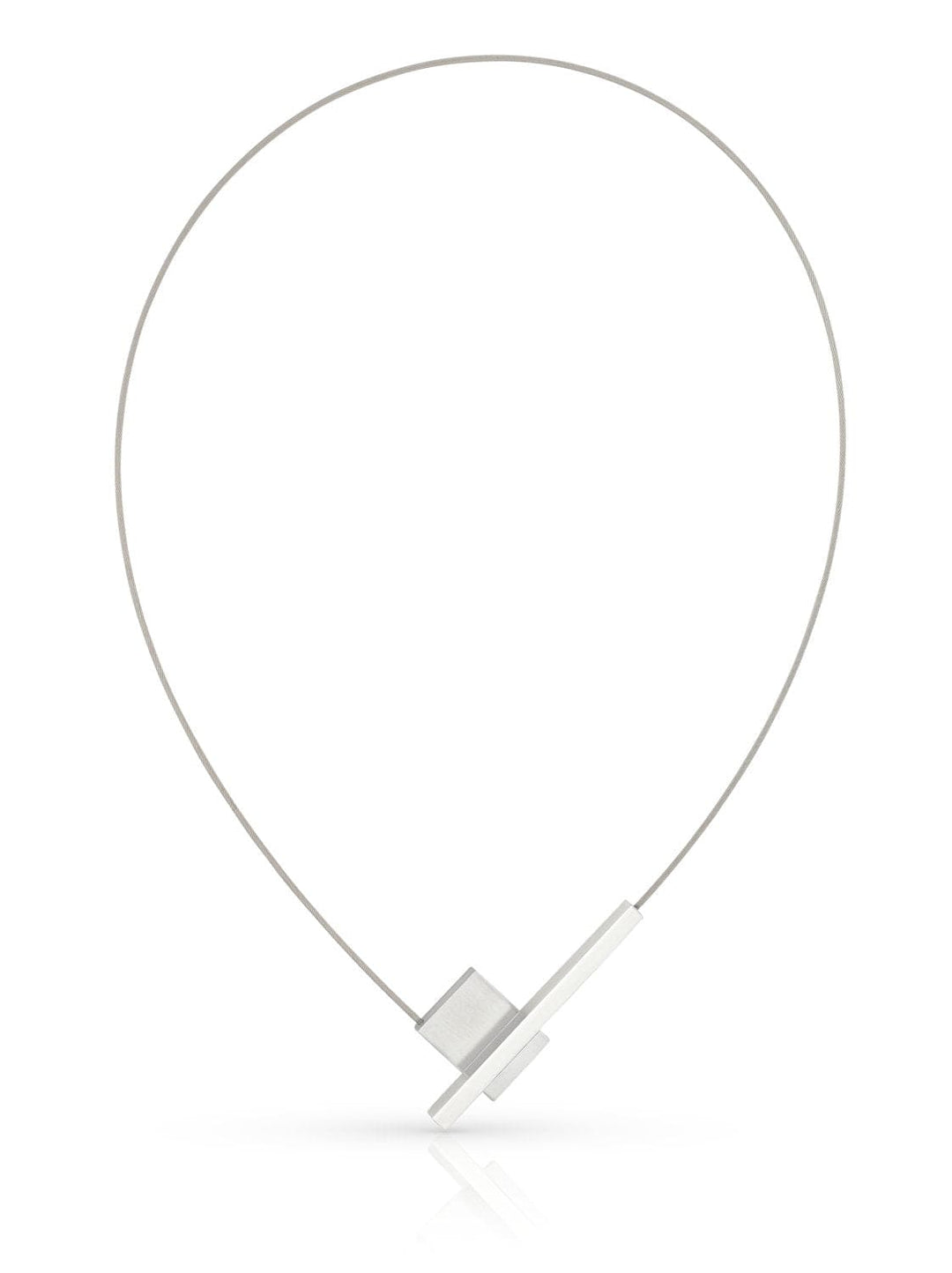 De Collier V-vorm met staafje C261 van CLIC Creations is een minimalistische ketting met een dunne zilveren draad en asymmetrische geometrische hangers: een rechthoek en een kleine kubus. Het heeft een eenvoudige magnetische sluiting voor moeiteloos dragen tegen de effen witte achtergrond.