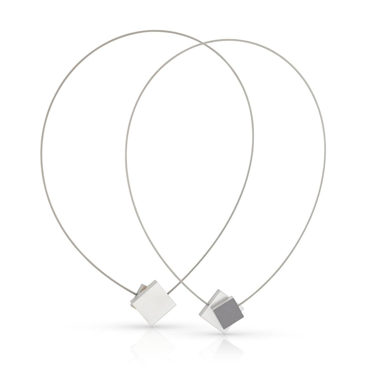 Collar con colgante cuadrado en colores blanco y gris, con cadena fina de metal.