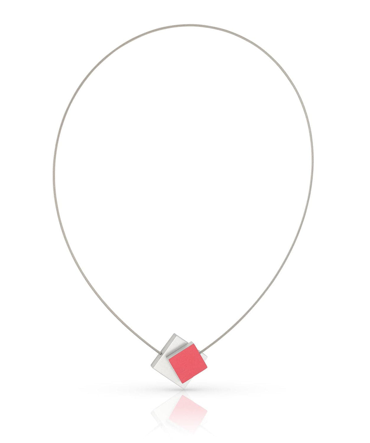 Collar con un cuadrado plateado y un cuadrado de color coral.