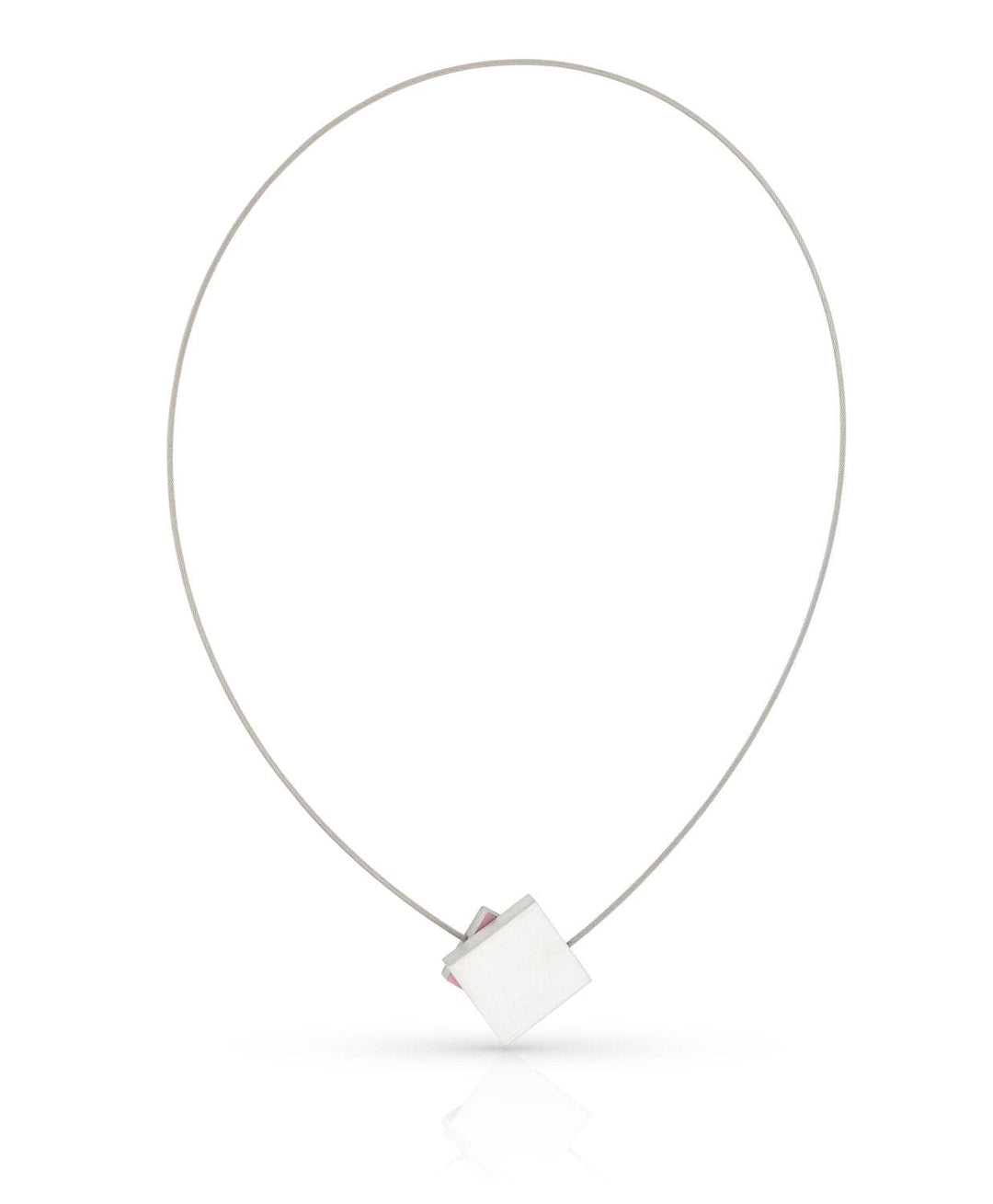 De Collier Vierkant met gekleurd vierkant C263R van CLIC Creations is een minimalistische ketting met een dunne, ronde draad en een kleine, holle zilveren kubushanger met moderne designelementen. De magnetische sluiting maakt het gemakkelijk om te dragen en combineert moeiteloos eenvoud en stijl.