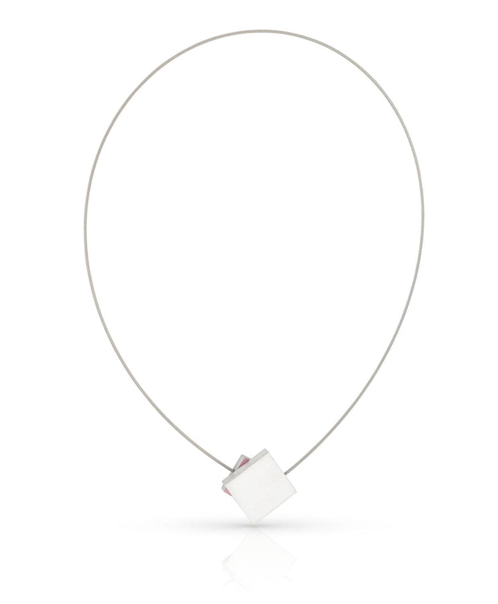 De Collier Vierkant met gekleurd vierkant C263R van CLIC Creations is een minimalistische ketting met een dunne, ronde draad en een kleine, holle zilveren kubushanger met moderne designelementen. De magnetische sluiting maakt het gemakkelijk om te dragen en combineert moeiteloos eenvoud en stijl.