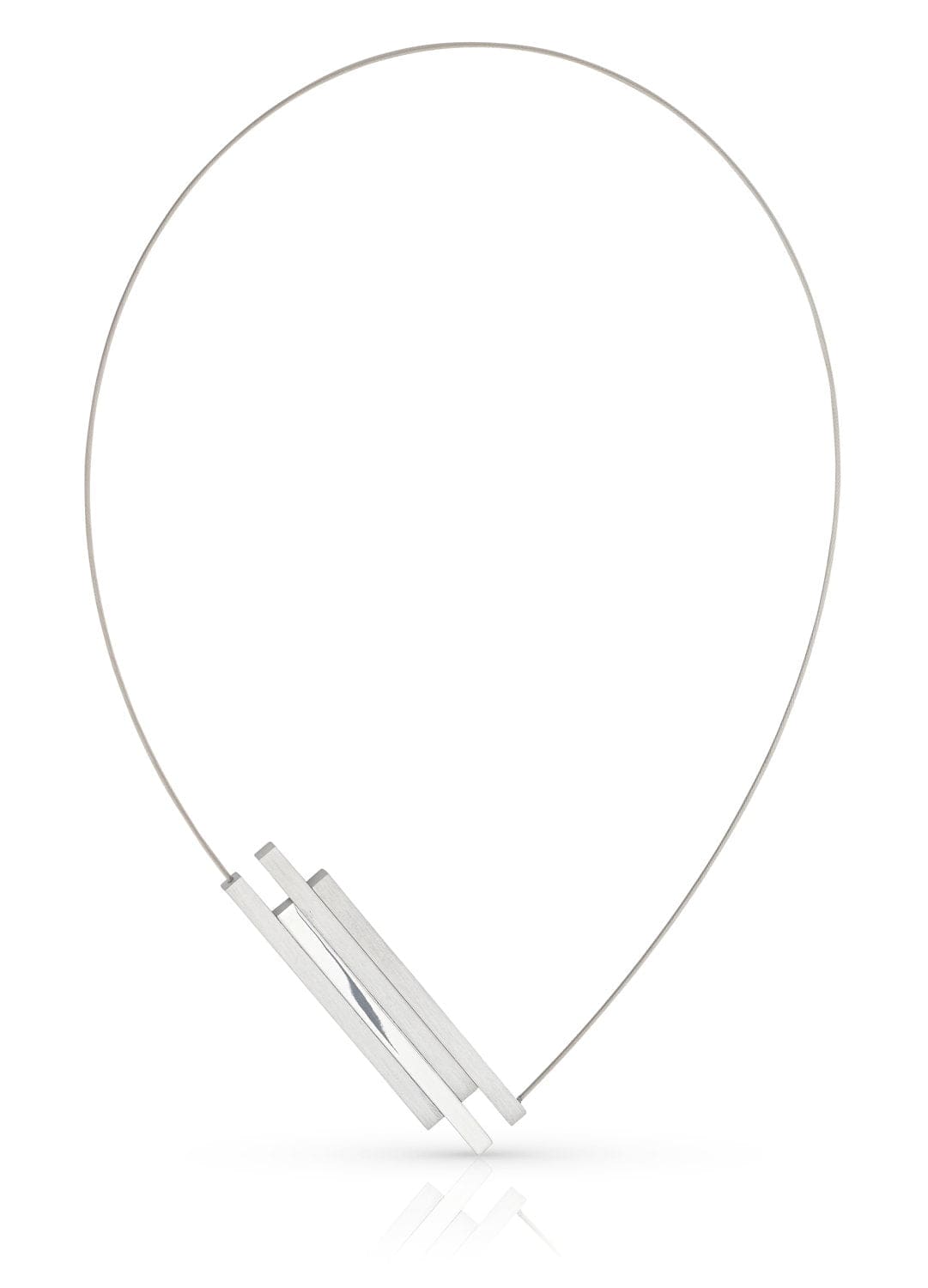 Collar de plata con diseño geométrico y detalles en azul.