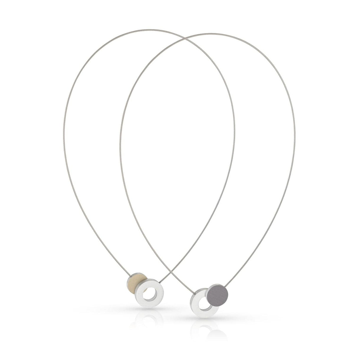 Collar con círculos de colores y anillo en tonos plateado, dorado y gris.