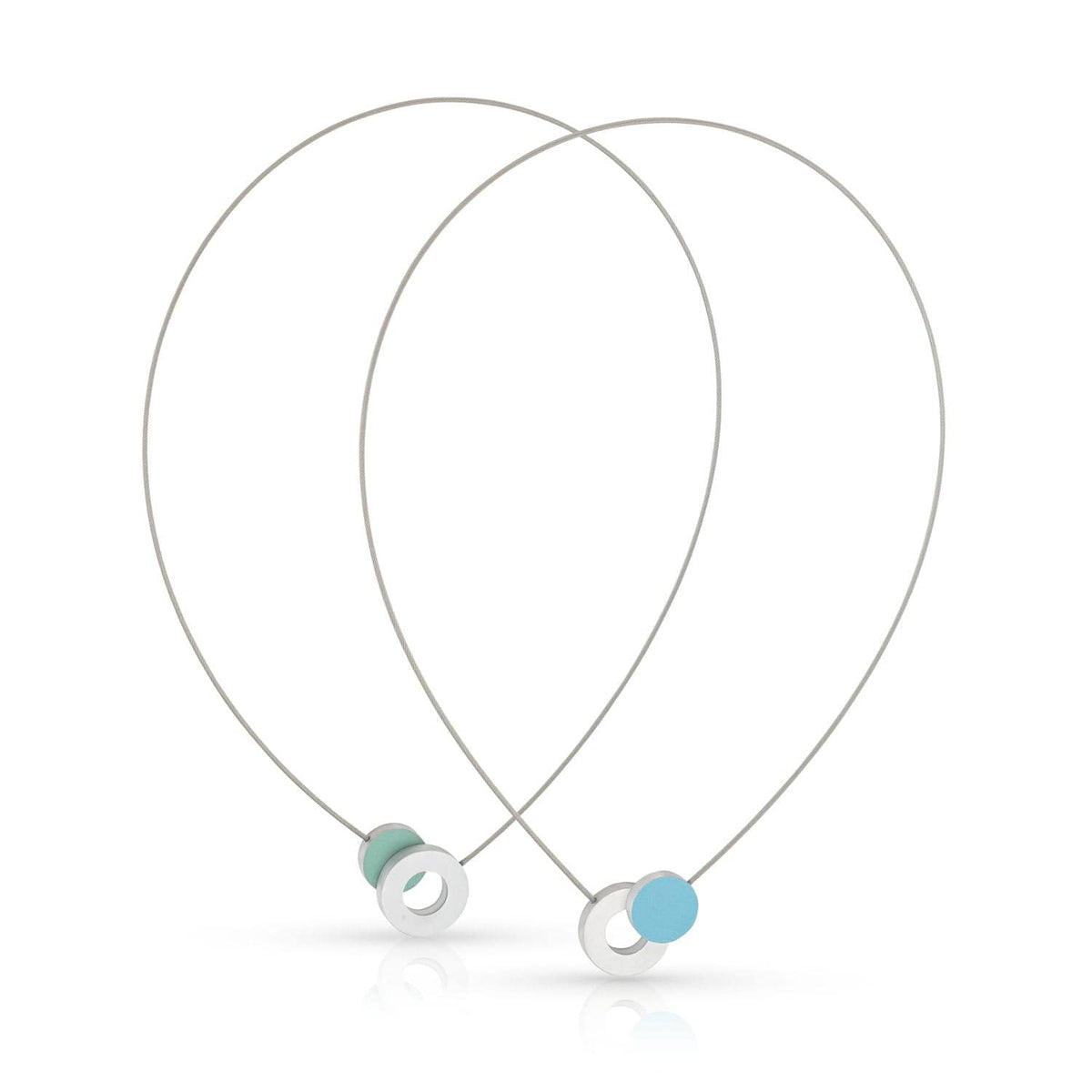 Collar con un círculo de color azul y un anillo plateado, con cadena fina.